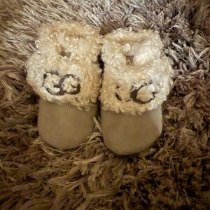 UGG Gray and Cream Fluffy Slippers size 2/3